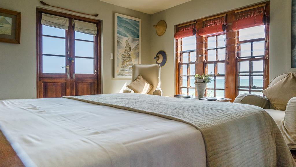The Oystercatchers Haven At Paternoster Rom bilde